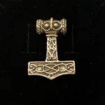 Vikingevedhæng i sølv - Thorshammer med Odins ravn massiv, Vikingevedhæng i sølv Thorshammer med Odins ravn, vikingesmykke, vikinger, sølvsmykke, sølvvedhæng, mjølner, ægte sølv, tung, flot, gedigen, maskulin, thor, aser, asatro, vikingefund, fund, smykkefund, museums, smykker, kopi, asgård, udgård, midgård, mytologi, gamle guder, ribe, biti