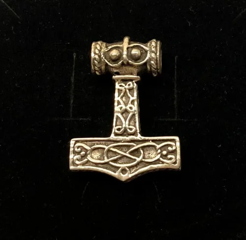 Vikingevedhæng i sølv - Thorshammer med Odins ravn massiv, Vikingevedhæng i sølv Thorshammer med Odins ravn, vikingesmykke, vikinger, sølvsmykke, sølvvedhæng, mjølner, ægte sølv, tung, flot, gedigen, maskulin, thor, aser, asatro, vikingefund, fund, smykkefund, museums, smykker, kopi, asgård, udgård, midgård, mytologi, gamle guder, ribe, biti