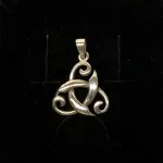Vikingevedhæng i sølv - Tre flige buet, treenighed, treenigheden, triscal, triskele, det magiske tal tre, vikingevedhæng, sølv, sterling, sølv, ægte, kopi, kopismykke, vikingekopi, museumssmykke, vikinger, vikingetiden, nordiske, guder, mytologi, aser, asgård, midgård, udgård, loke, ribe, vikingefund, biti, vadehavet