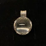 Vikingevedhæng i sølv m. gotlandsk krystal - Rund XL, vikingesmykker, vikingesmykke, ribe, nordisk, mytologi, guder, aser, asatro, vikingefund, fund, sølvskat, middelalder, vikingetid, bjergkrystal, krystalkugle, forstørrelsesglas, gottland, museumssmykker, sølv, ægte, vedhæng, halskæde, original, stort, smukt, amulet, lykkebringende, kopismykke, vikingekopi, biti, ribe , ansgar, dronning, dagmar,