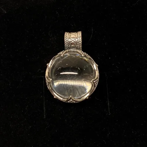 Vikingevedhæng i sølv m. gotlandsk krystal - Rund XL, vikingesmykker, vikingesmykke, ribe, nordisk, mytologi, guder, aser, asatro, vikingefund, fund, sølvskat, middelalder, vikingetid, bjergkrystal, krystalkugle, forstørrelsesglas, gottland, museumssmykker, sølv, ægte, vedhæng, halskæde, original, stort, smukt, amulet, lykkebringende, kopismykke, vikingekopi, biti, ribe , ansgar, dronning, dagmar,