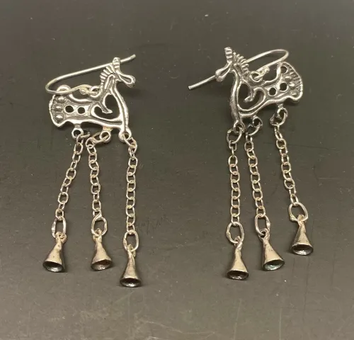 Vikingeøreringe i sølv - Odins hest Sleipner, hest, vikingehest, vikingesmykker, vikingeøreringe, vikinger, vikingetiden, vikingefund, museumssmykker, museums, hængeøreringe, odins hest, kopi, kopismykker,nordisk mytologi, nordiske smykker, nordiske guder, gammel, gamle, aser, asatro, Ribe, Biti, vadehavet, danske, historiske smykker, sølvsmykker, sølv øreringe, ægte sølv, sterling sølv,