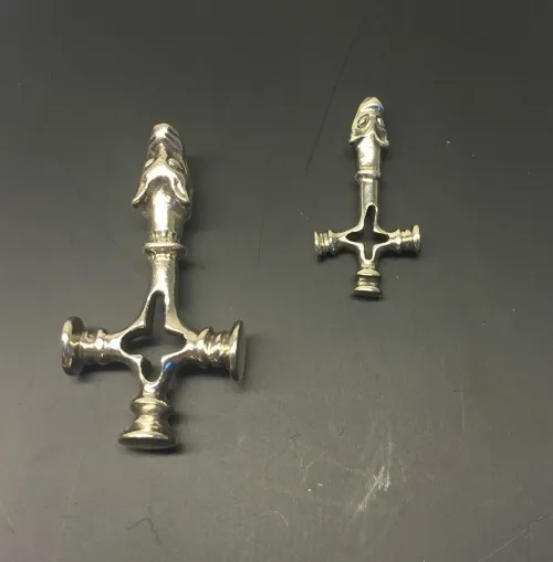 Vikingevedhæng i sølv - Islandsk Kors med Fenris stort - Vikingevedhæng i sølv - Islandsk Kors med Fenris lille