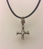 Vedhæng i sølv - Islandsk Kors stort, Vikingevedhæng i sølv - Islandsk Kors med Fenris stort, ulvekors, fenris, fenrisulv, aser, asatro, fabeldyr, midgård, asgård, jætter, nordisk, mytologi, fund, original, kopi, museumssmykker, kors, kristne, vikinger, ansgar, harald, blåtand, ribe, biti