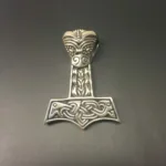 Vikingevedhæng i sølv - Thorshammer med dragehoved, vikinger, vikingetid, vikingesmykker, aser, thor, mjølner, thors hammer, sølvsmykke, sølvvedhæng, kopi, fund, museums, museumssmykker, kopi, kopismykke, ægte, sølv, sterling sølv, flot, stor, billig, kvalitet, sej, midgård, asgård, udgård, nordisk, mytologi, myter, gammel, tro, asatro, ribe, biti