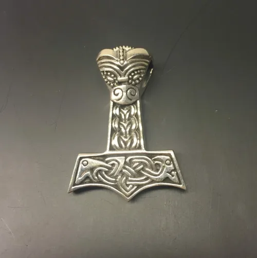 Vikingevedhæng i sølv - Thorshammer med dragehoved, vikinger, vikingetid, vikingesmykker, aser, thor, mjølner, thors hammer, sølvsmykke, sølvvedhæng, kopi, fund, museums, museumssmykker, kopi, kopismykke, ægte, sølv, sterling sølv, flot, stor, billig, kvalitet, sej, midgård, asgård, udgård, nordisk, mytologi, myter, gammel, tro, asatro, ribe, biti