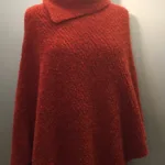Bouclé Poncho i Uld/silke - Rustrød - , fnuglet, silke, uld, slag, cape, kappe, varm, sjælevarmer, smart, fest, lun, skuldrene, ældre, fryser, dame, gave, kørestol, biti, ribe, ulden, strikket, let, blød, kradser ikke, stola, tørklæde, å poncho uld