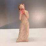 Arora More than words - Pige med pakke "Gift of Love", kærlighed, kærlighedsgave, gave, gaveide, pakke, konfirmation, barnedåb, pige, baby shower, dåbsgave, konfrmationsgave, symbolsk, tale, figur, sangskjuler, biti, ribe, ung, pige, kvinde, yndig, feminin,