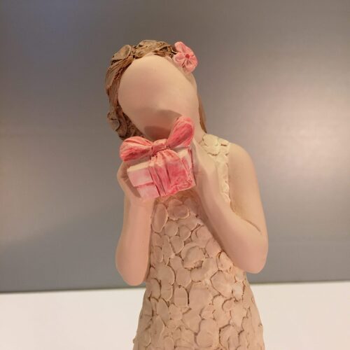 Pige med pakke "gift of love"