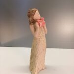 Pige med pakke "gift of love"