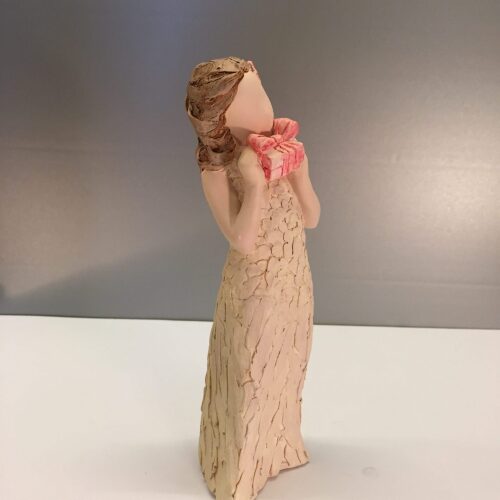 Pige med pakke "gift of love"