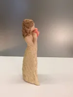 Pige med pakke "gift of love"