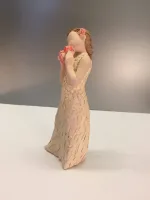 Pige med pakke "gift of love"