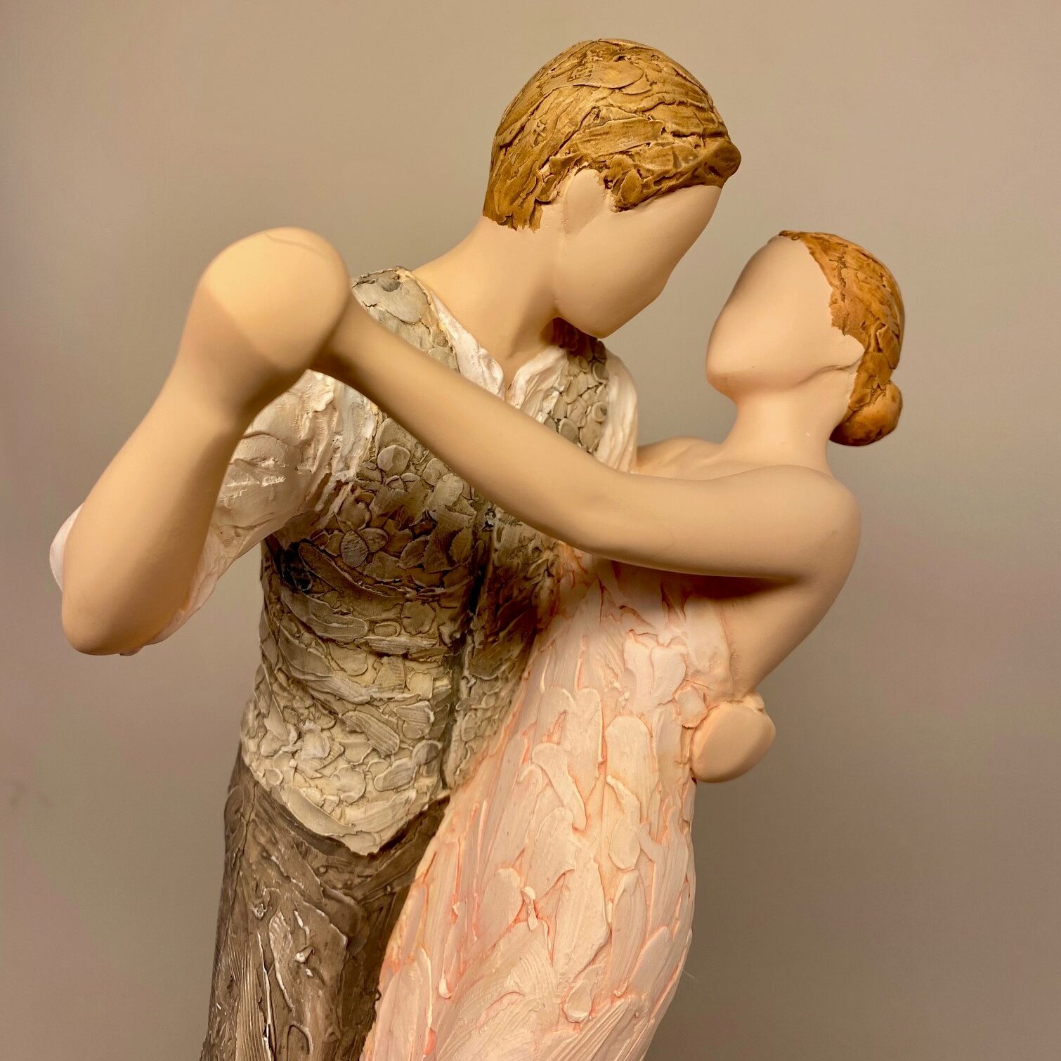 Arora "More than words" - Par, der danser - Lost in You - Dansende par "Lost in You - kærlighed - bryllup - bryllupsgave - sølvbryllup - kobberbryllup - Dansende par "Lost in You, arora, figur, forlovelse, valentine, valentinesgaeve, brudepar, kærlighedserklæring, frieri, vil du gifte dig med mig, gaveidé, morgengave, bryllupsgave, sølvbryllup, sølvbrudepar