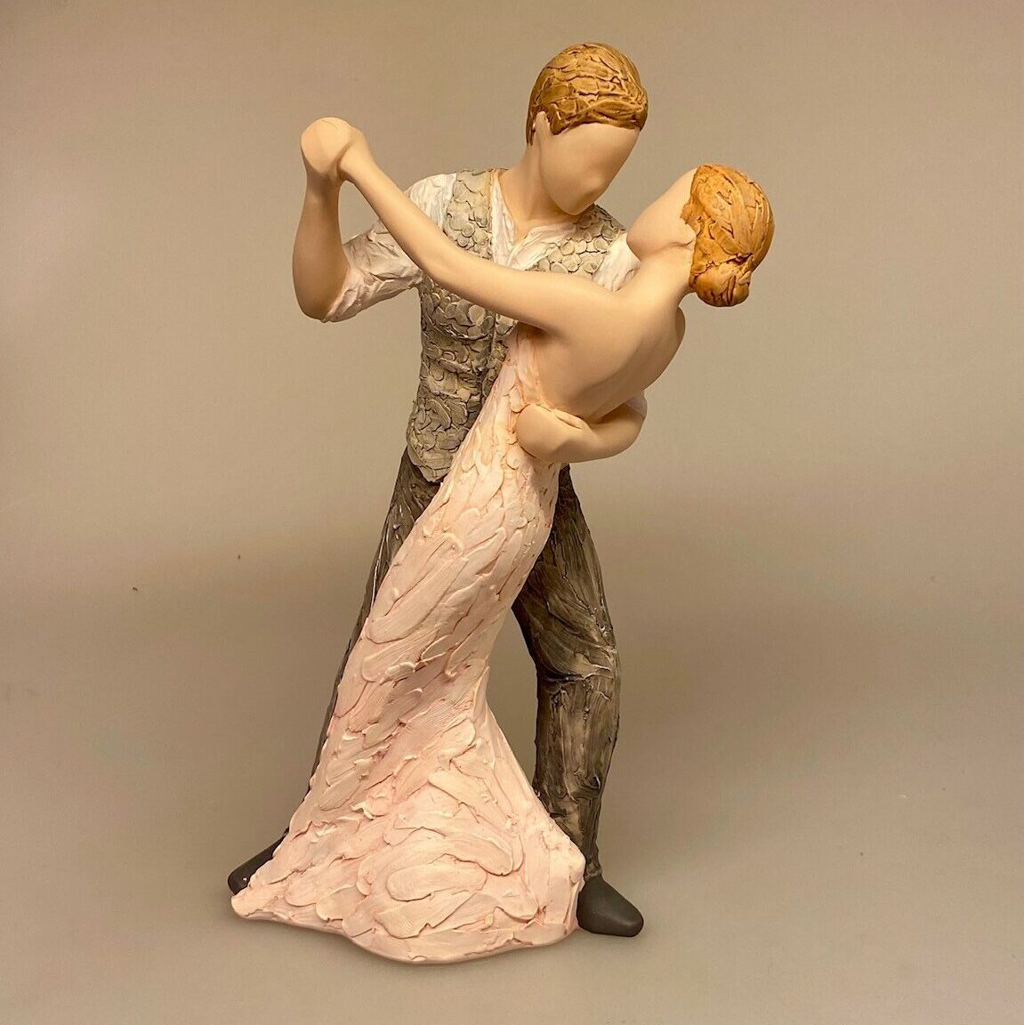 Arora "More than words" - Par, der danser - Lost in You - Dansende par "Lost in You - kærlighed - bryllup - bryllupsgave - sølvbryllup - kobberbryllup - Dansende par "Lost in You, arora, figur, forlovelse, valentine, valentinesgaeve, brudepar, kærlighedserklæring, frieri, vil du gifte dig med mig, gaveidé, morgengave, bryllupsgave, sølvbryllup, sølvbrudepar