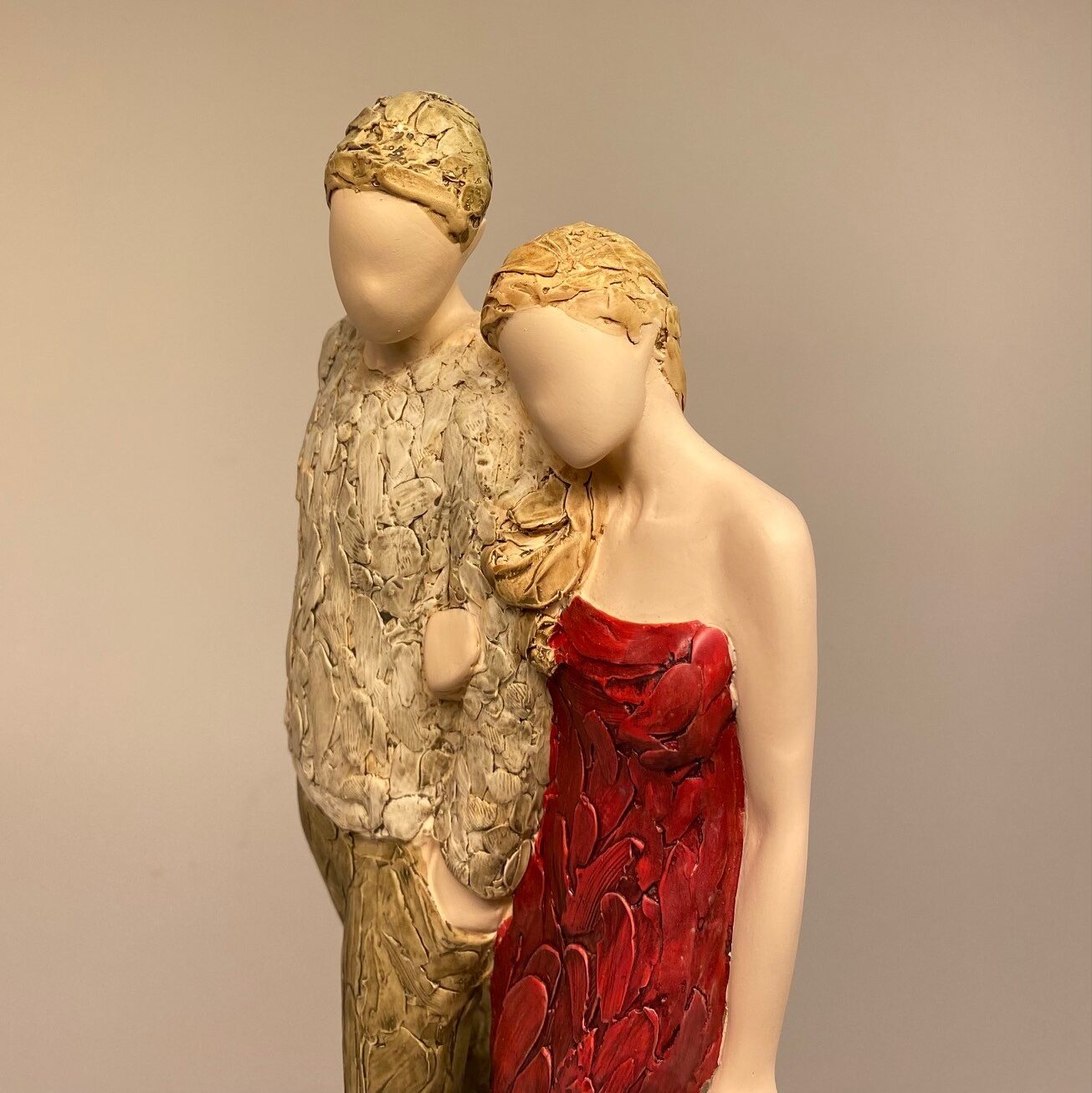 Arora, More than words Par arm i arm - Everlasting Love rød, "More than words" - Par, arm i arm - Everlasting Love rød - Par, arm i arm "Everlasting Love" - kærlighed - bryllup - bryllupsgave - sølvbryllup - brudepar - kobberbryllup -