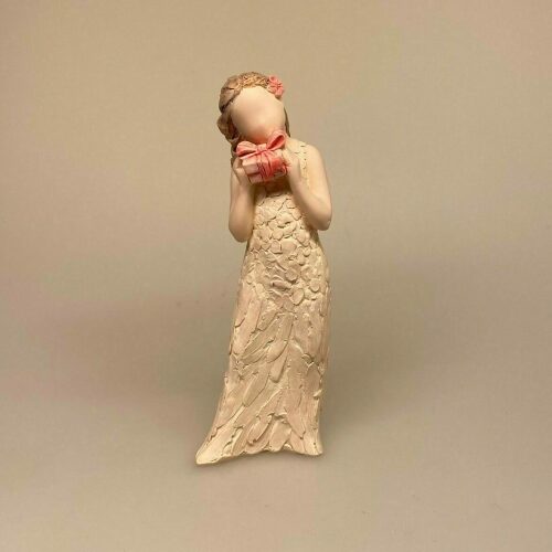 Arora More than words - Pige med pakke "Gift of Love", kærlighed, kærlighedsgave, gave, gaveide, pakke, konfirmation, barnedåb, pige, baby shower, dåbsgave, konfrmationsgave, symbolsk, tale, figur, sangskjuler, biti, ribe, ung, pige, kvinde, yndig, feminin,