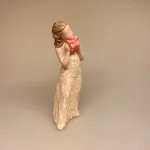 Arora More than words - Pige med pakke "Gift of Love", kærlighed, kærlighedsgave, gave, gaveide, pakke, konfirmation, barnedåb, pige, baby shower, dåbsgave, konfrmationsgave, symbolsk, tale, figur, sangskjuler, biti, ribe, ung, pige, kvinde, yndig, feminin,