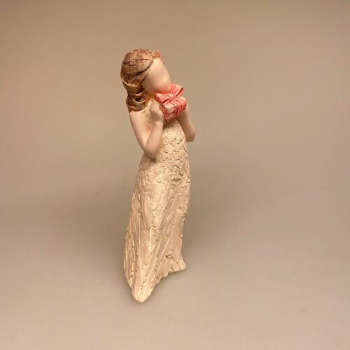 Arora More than words - Pige med pakke "Gift of Love", kærlighed, kærlighedsgave, gave, gaveide, pakke, konfirmation, barnedåb, pige, baby shower, dåbsgave, konfrmationsgave, symbolsk, tale, figur, sangskjuler, biti, ribe, ung, pige, kvinde, yndig, feminin,