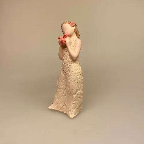 Arora More than words - Pige med pakke "Gift of Love", kærlighed, kærlighedsgave, gave, gaveide, pakke, konfirmation, barnedåb, pige, baby shower, dåbsgave, konfrmationsgave, symbolsk, tale, figur, sangskjuler, biti, ribe, ung, pige, kvinde, yndig, feminin,