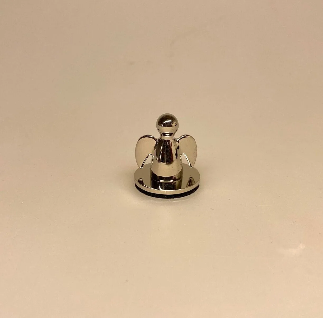 Skytsengel til P-billet eller Huskeseddel Skytsengel til p-billet eller som memoholder, p-billet, parkering, engel, skytsengel, engle, beskyttende, god karma, kærlighed, good wipes, gode tanker, lykke, lykkebringende, gave, huskeseddel, note, to doo, adresse, indkøbsseddel, dosmerseddel, parkering, ny bil, kontor, biti, ribe, design, elegant, pengegave, digt,
