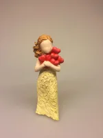 Arora "More than words" - Pige med røde hjerter, lots of love, arora, figur, figurine, hjerter, kærlighed, budskab, kærlighedserklæring, kærlighed til dig, skytsengel, gode tanker, jeg tænker på dig, jeg er der for dig, du er vigtig, tak for dig, fra mig til dig, gaveide, dåbsgave, konfirmationsgave, minde, amulet, biti, ribe
