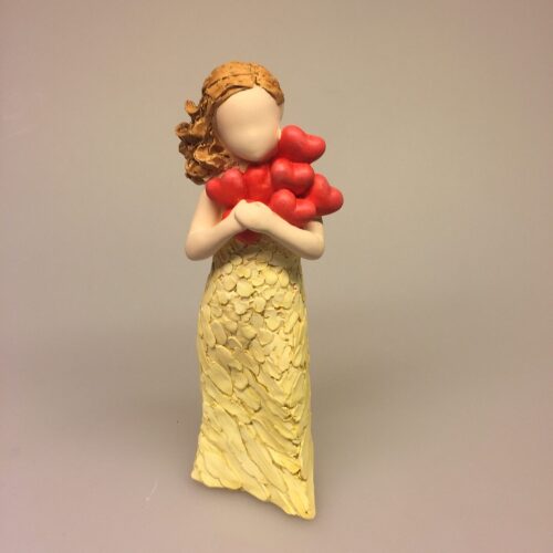 Arora "More than words" - Pige med røde hjerter, lots of love, arora, figur, figurine, hjerter, kærlighed, budskab, kærlighedserklæring, kærlighed til dig, skytsengel, gode tanker, jeg tænker på dig, jeg er der for dig, du er vigtig, tak for dig, fra mig til dig, gaveide, dåbsgave, konfirmationsgave, minde, amulet, biti, ribe