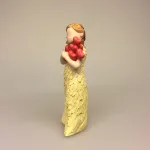 Arora "More than words" - Pige med røde hjerter, lots of love, arora, figur, figurine, hjerter, kærlighed, budskab, kærlighedserklæring, kærlighed til dig, skytsengel, gode tanker, jeg tænker på dig, jeg er der for dig, du er vigtig, tak for dig, fra mig til dig, gaveide, dåbsgave, konfirmationsgave, minde, amulet, biti, ribe