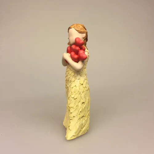 Arora "More than words" - Pige med røde hjerter, lots of love, arora, figur, figurine, hjerter, kærlighed, budskab, kærlighedserklæring, kærlighed til dig, skytsengel, gode tanker, jeg tænker på dig, jeg er der for dig, du er vigtig, tak for dig, fra mig til dig, gaveide, dåbsgave, konfirmationsgave, minde, amulet, biti, ribe