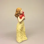 Arora "More than words" - Pige med røde hjerter, lots of love, arora, figur, figurine, hjerter, kærlighed, budskab, kærlighedserklæring, kærlighed til dig, skytsengel, gode tanker, jeg tænker på dig, jeg er der for dig, du er vigtig, tak for dig, fra mig til dig, gaveide, dåbsgave, konfirmationsgave, minde, amulet, biti, ribe