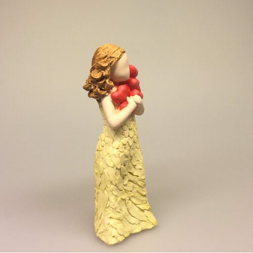 Arora "More than words" - Pige med røde hjerter, lots of love, arora, figur, figurine, hjerter, kærlighed, budskab, kærlighedserklæring, kærlighed til dig, skytsengel, gode tanker, jeg tænker på dig, jeg er der for dig, du er vigtig, tak for dig, fra mig til dig, gaveide, dåbsgave, konfirmationsgave, minde, amulet, biti, ribe