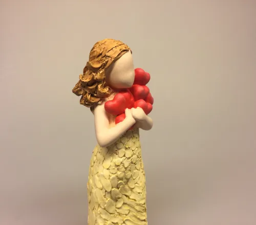 Arora "More than words" - Pige med røde hjerter, lots of love, arora, figur, figurine, hjerter, kærlighed, budskab, kærlighedserklæring, kærlighed til dig, skytsengel, gode tanker, jeg tænker på dig, jeg er der for dig, du er vigtig, tak for dig, fra mig til dig, gaveide, dåbsgave, konfirmationsgave, minde, amulet, biti, ribe