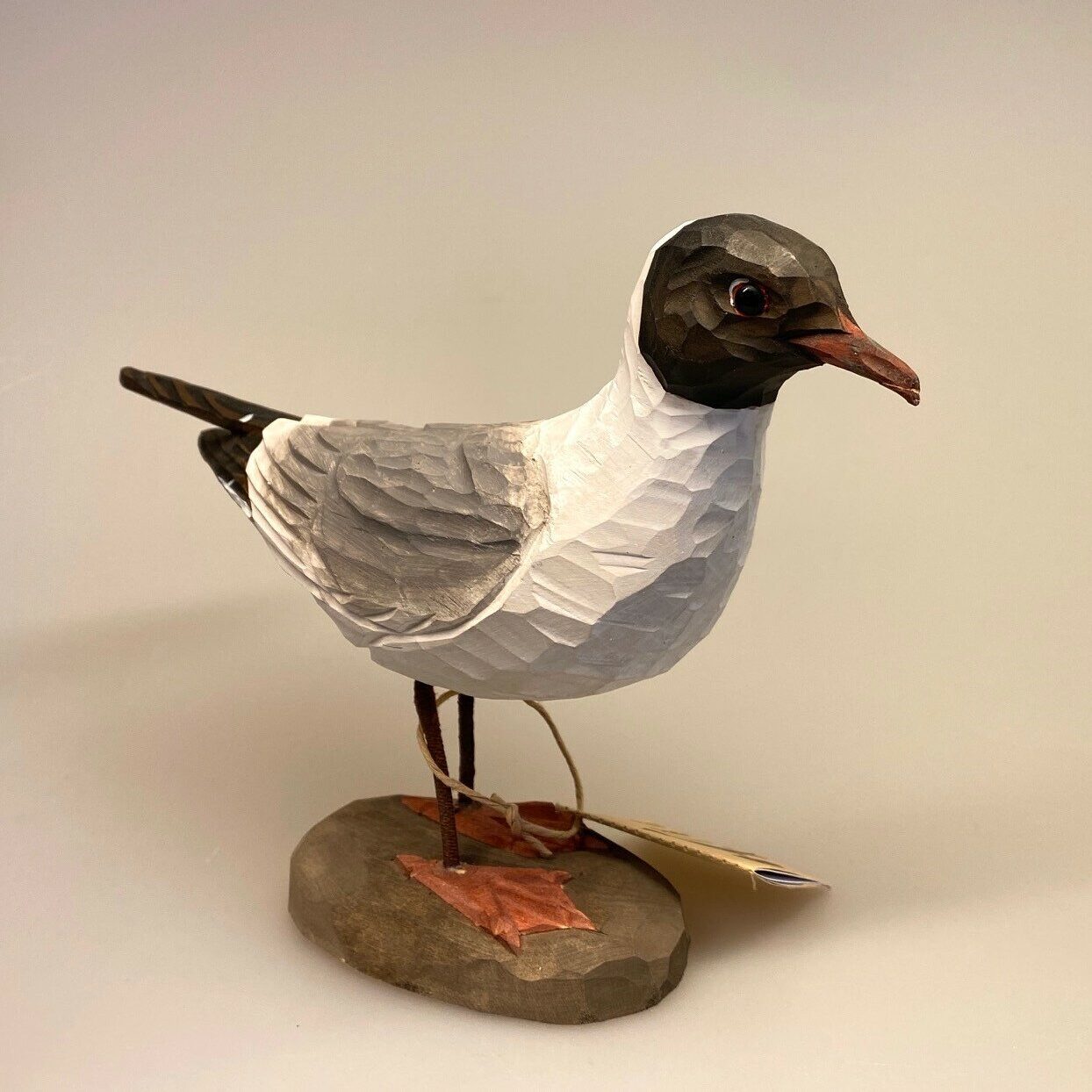 Naturens fugle af træ - Hættemåge, måge, træfugl, træmåge, fugle af træ, håndsnittet, håndskåret, træarbejde, træfigur, deko bird, Wildlife Garden, svenske, fuglefigur, maritimt, tilbehør, interiør, dekoration, tema, sommerhus, sommerhus stemning, sommerhus deko, indretning, ved havet, stranden, strand tema, Biti, Ribe, kvalitet, flot,