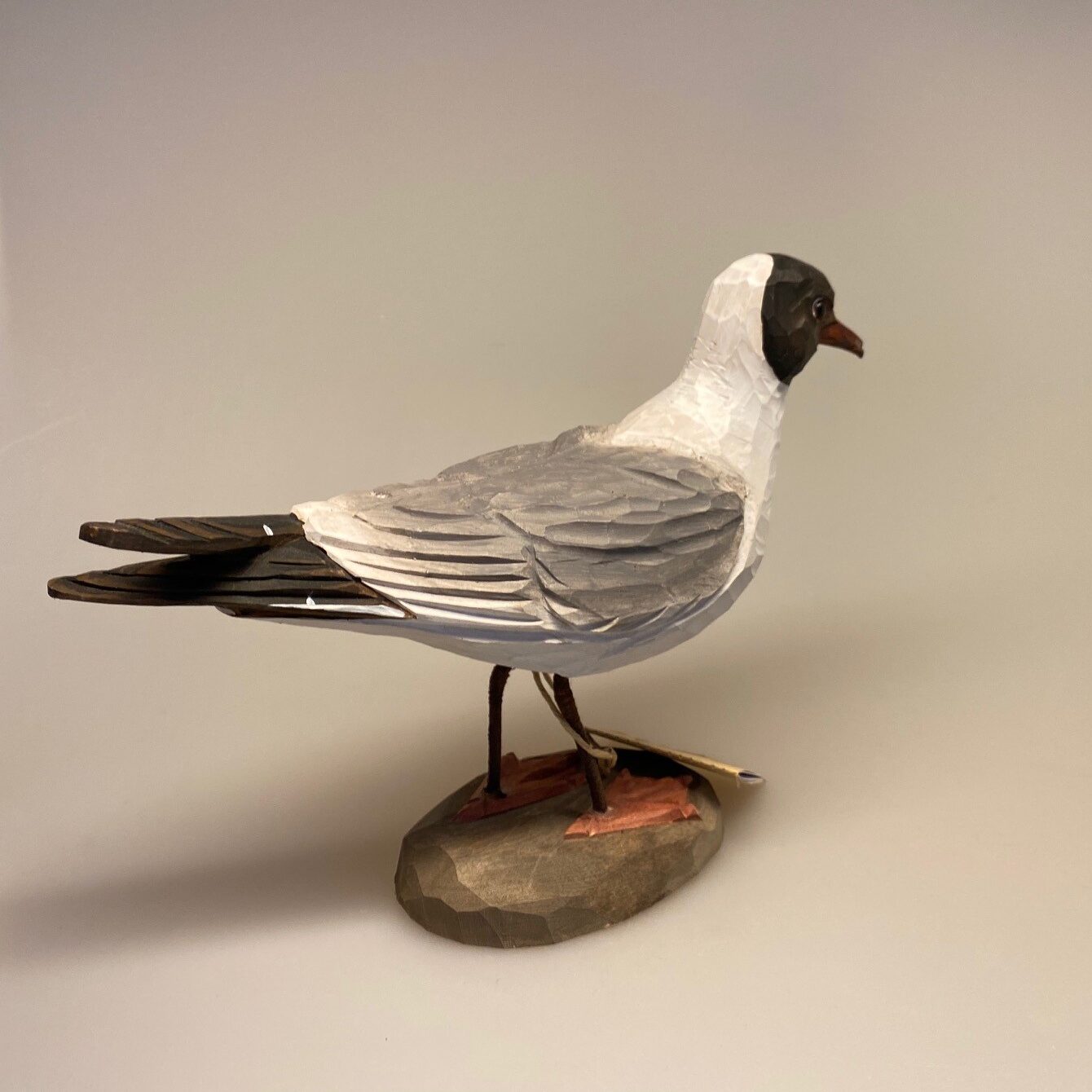 Naturens fugle af træ - Hættemåge, måge, træfugl, træmåge, fugle af træ, håndsnittet, håndskåret, træarbejde, træfigur, deko bird, Wildlife Garden, svenske, fuglefigur, maritimt, tilbehør, interiør, dekoration, tema, sommerhus, sommerhus stemning, sommerhus deko, indretning, ved havet, stranden, strand tema, Biti, Ribe, kvalitet, flot,