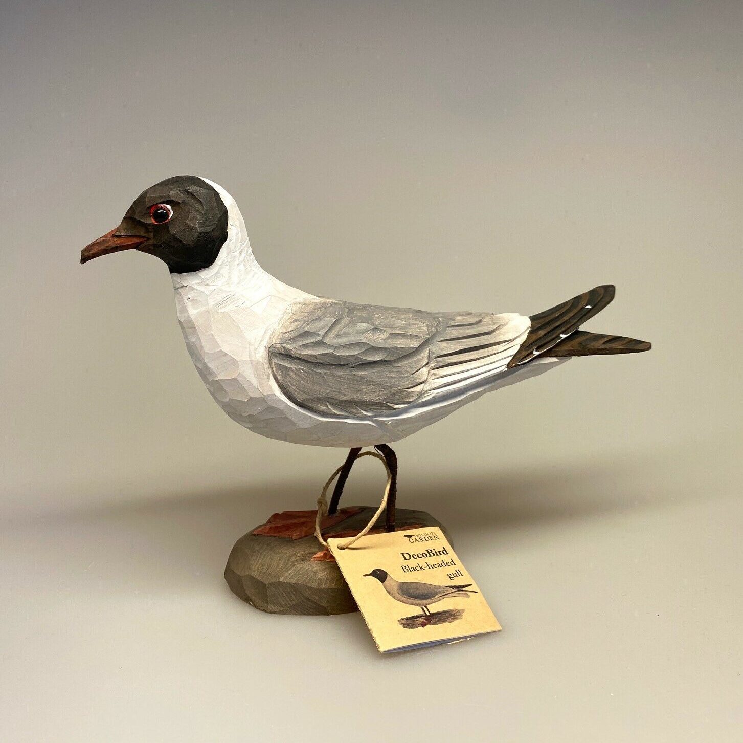 Naturens fugle af træ - Hættemåge, måge, træfugl, træmåge, fugle af træ, håndsnittet, håndskåret, træarbejde, træfigur, deko bird, Wildlife Garden, svenske, fuglefigur, maritimt, tilbehør, interiør, dekoration, tema, sommerhus, sommerhus stemning, sommerhus deko, indretning, ved havet, stranden, strand tema, Biti, Ribe, kvalitet, flot,