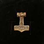 Vikingevedhæng i bronze - Thorshammer med Odins ravn "Hugin eller Munin" M, thor, krigsguden, thorshammer, mjølner, aser, asgård, torden, hammer, amulet, styrke, beskyttelse, held, stor, tung, kraftig, maskulin, gaveide, ravn, odin, odins ravne, hugin, munin, information, vikinger, vikingesmykker, museums, museumssmykker, kopi, fund, udgravninger, ægte, original, ragnarok, rollespil, fimbul, gaveide, til mænd, til drenge, drengesmykker, herre, smykke, vedhæng