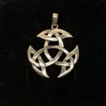 Vikingevedhæng i sølv - Det kosmiske hjul største, Vikingevedhæng i sølv - Det kosmiske hjul ekstra stort, Vikingevedhæng i sølv - Det kosmiske hjul stort, Vikingevedhæng i sølv - Det kosmiske hjul mellem. Vikingevedhæng i sølv - Det kosmiske hjul lille, kosmisk hjul, evighed, uendelighed, magiske tal tre, magisk 3, keltisk, vikingetid, vikingesmykke, vikingevedhæng, vikingefund, amulet, beskyttelse, lykkebringer, sølv, ægte, sterling, sølvsmykke, sølvvedhæng, museumssmykke, museums, kopi, kopismykker, fund, ribe, biti