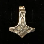 Vikingevedhæng i sølv Thorshammer med keltisk flet stor, mjølner, sølv, sølvvedhæng, vedhæng, halssmykke, halskæde, vikinger, vikingesmykker, vikingetiden, nordisk, myth, myte, mytologi, aser, asgård, udgård, midgård, bifrost, sleipner, heimdal, freja, frigg, ydun, idun, thor, fenris, odin, ragnarok, museumssmykker, kopier, kopi, fund, ribe