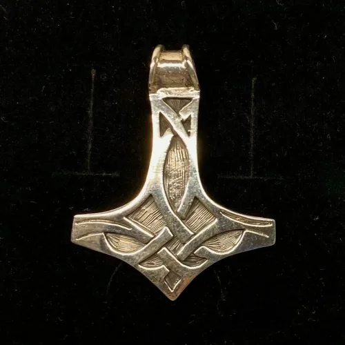 Vikingevedhæng i sølv Thorshammer med keltisk flet stor, mjølner, sølv, sølvvedhæng, vedhæng, halssmykke, halskæde, vikinger, vikingesmykker, vikingetiden, nordisk, myth, myte, mytologi, aser, asgård, udgård, midgård, bifrost, sleipner, heimdal, freja, frigg, ydun, idun, thor, fenris, odin, ragnarok, museumssmykker, kopier, kopi, fund, ribe