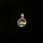 Vikingevedhæng i sølv m. gotlandsk krystal - M,Vikingevedhæng i sølv m. gotlandsk krystal - S, lille, sølvskat, sølv, ægte, vikingesmykker, sølvvedhæng, museums, smykker, vikinger, vikingetid, fund, gamle, nordiske, guder, tro, aser, forstørrelsesglas, magisk, krystalkugle, kopi, biti, ribe, gotland, gottland,