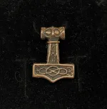 Vikingevedhæng i bronze - Thorshammer med Odins ravn "Hugin eller Munin" M, thor, krigsguden, thorshammer, mjølner, aser, asgård, torden, hammer, amulet, styrke, beskyttelse, held, stor, tung, kraftig, maskulin, gaveide, ravn, odin, odins ravne, hugin, munin, information, vikinger, vikingesmykker, museums, museumssmykker, kopi, fund, udgravninger, ægte, original, ragnarok, rollespil, fimbul, gaveide, til mænd, til drenge, drengesmykker, herre, smykke, vedhæng