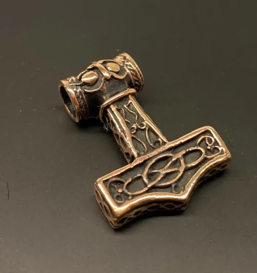 Vikingevedhæng i bronze - Thorshammer med Odins ravn "Hugin eller Munin" M, thor, krigsguden, thorshammer, mjølner, aser, asgård, torden, hammer, amulet, styrke, beskyttelse, held, stor, tung, kraftig, maskulin, gaveide, ravn, odin, odins ravne, hugin, munin, information, vikinger, vikingesmykker, museums, museumssmykker, kopi, fund, udgravninger, ægte, original, ragnarok, rollespil, fimbul, gaveide, til mænd, til drenge, drengesmykker, herre, smykke, vedhæng