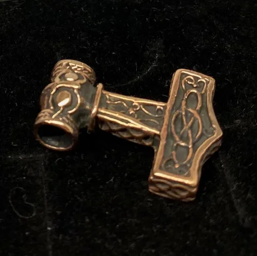 Vikingevedhæng i bronze - Thorshammer med Odins ravn "Hugin eller Munin" M, thor, krigsguden, thorshammer, mjølner, aser, asgård, torden, hammer, amulet, styrke, beskyttelse, held, stor, tung, kraftig, maskulin, gaveide, ravn, odin, odins ravne, hugin, munin, information, vikinger, vikingesmykker, museums, museumssmykker, kopi, fund, udgravninger, ægte, original, ragnarok, rollespil, fimbul, gaveide, til mænd, til drenge, drengesmykker, herre, smykke, vedhæng