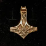 vikingevedhæng bronze thorshammer mjølner, keltisk flet, stor, smal, evigheden, mjølner, thorshammer, vedhæng,smykke, bronze, vikingesmykke, vikinger, gamle, guder, museums, museumssmykker, nordiske, guder, aser, asgaard, kopi, vikingekopi, udgravninger, gylden, bronze, halskæde, gaveide, maskulin, til mænd, til drenge, herre, flas, ikke for tung, ægye, original, speciel, amulet, biti, ribe