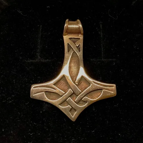vikingevedhæng bronze thorshammer mjølner, keltisk flet, stor, smal, evigheden, mjølner, thorshammer, vedhæng,smykke, bronze, vikingesmykke, vikinger, gamle, guder, museums, museumssmykker, nordiske, guder, aser, asgaard, kopi, vikingekopi, udgravninger, gylden, bronze, halskæde, gaveide, maskulin, til mænd, til drenge, herre, flas, ikke for tung, ægye, original, speciel, amulet, biti, ribe
