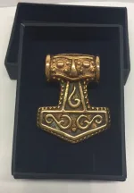 Vikingevedhæng i bronze - Thors hammer "Mjølner" med Krigermaske XL