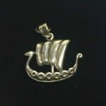 Vikingevedhæng i sølv - Vikingeskib stort, sølv vikingevedhæng vikingeskib sølv, vikinger, vikingetiden, aser, asatro, vikingesmykker, vikingefund, gamle, guder, nordisk, mytologi, tro, museumssmykke, museumssmykker, kopi, ægte, fund, udgravninger, vikingeby, originale, skib, vikingeskib, drage, stævn, flot, til mænd, til piger, gaveide, valentins, dag, biti, ribe, ansgar, domkirke,