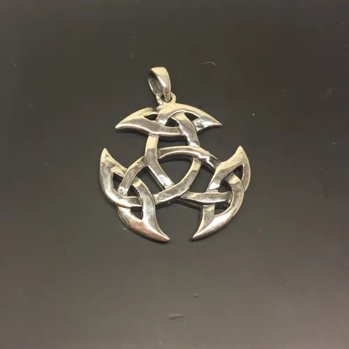 Vikingevedhæng i sølv - Det kosmiske hjul ekstra stort, Vikingevedhæng i sølv - Det kosmiske hjul stort, Vikingevedhæng i sølv - Det kosmiske hjul mellem. Vikingevedhæng i sølv - Det kosmiske hjul lille, kosmisk hjul, evighed, uendelighed, magiske tal tre, magisk 3, keltisk, vikingetid, vikingesmykke, vikingevedhæng, vikingefund, amulet, beskyttelse, lykkebringer, sølv, ægte, sterling, sølvsmykke, sølvvedhæng, museumssmykke, museums, kopi, kopismykker, fund, ribe, biti