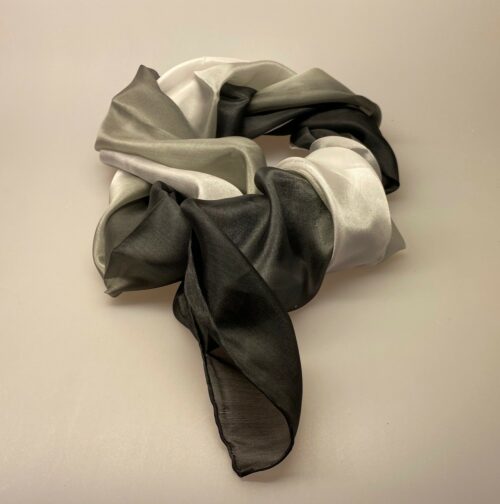 Glat silketørklæde 1658 - Grå/sort, 1658 farve 118, 1658-118, Glat silketørklæde 1658 - Grå/sort, glat, silke, ren silke, silketørklæde, til kor, kor, gospel, klassisk, lækkert, kvalitet, let, ægte, 100% silke, biti, ribe, en gros, videresalg, b2b, grå sort silketørklæde