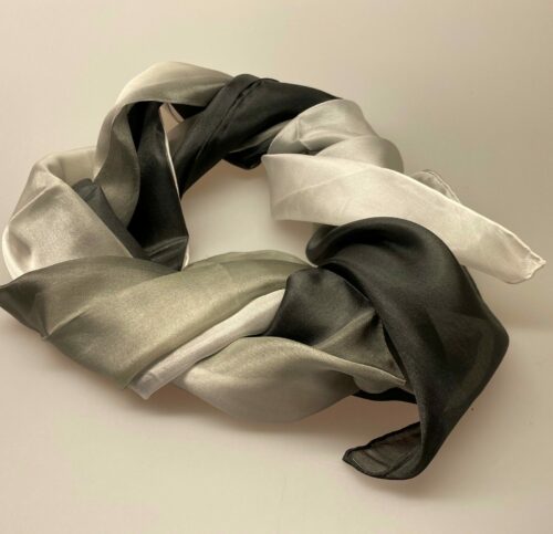 Glat silketørklæde 1658 - Grå/sort, 1658 farve 118, 1658-118, Glat silketørklæde 1658 - Grå/sort, glat, silke, ren silke, silketørklæde, til kor, kor, gospel, klassisk, lækkert, kvalitet, let, ægte, 100% silke, biti, ribe, en gros, videresalg, b2b, grå sort silketørklæde